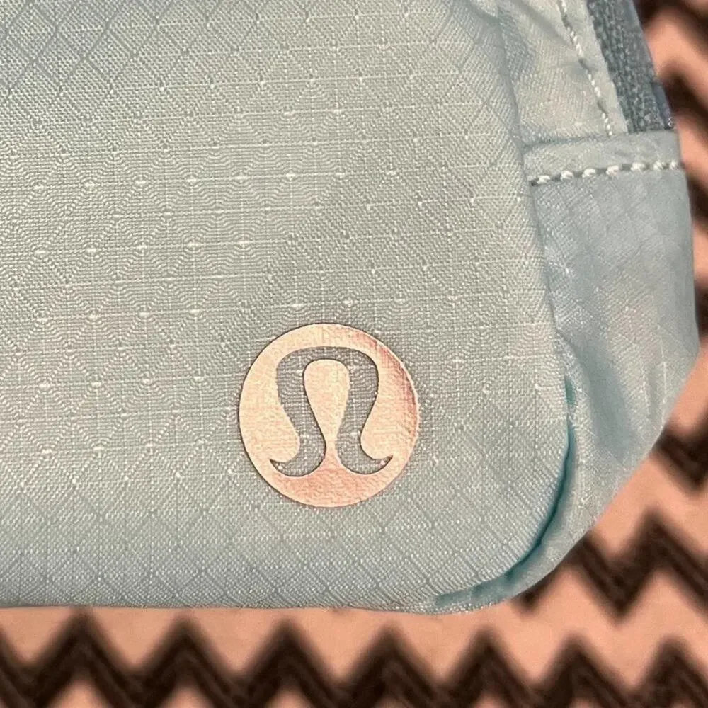 NWT OG Icing Blue/Eton Blue lululemon Everywhere Belt Bag EBB 1L - Picture 3 of 9